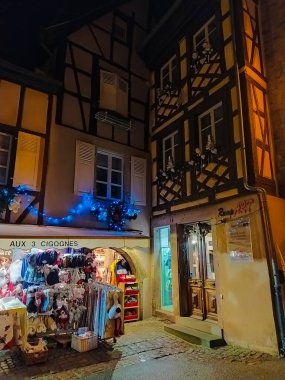 Eguisheim, Alsace, Fransa - 30 Aralık 2021: Fransa 'nın Alsace-şarap bölgesinde geleneksel bir köy olan Eguisheim' da eski bir bina, şimdi geleneksel bir ev, bir şarap degustation mekanı