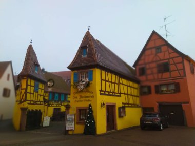 Eguisheim, Alsace, Fransa - 30 Aralık 2021: Fransa 'nın Alsace şarap bölgesinde geleneksel bir köy olan Eguisheim' da sabah sahnesi, şimdi geleneksel bir ev, bir şarap degustation mekanı.