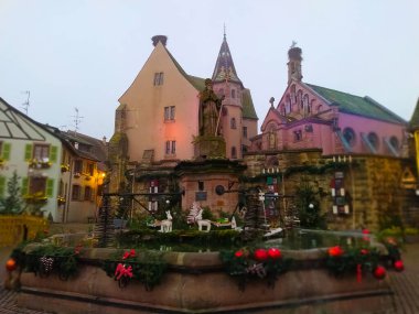 Eguisheim, Alsace, Fransa - 30 Aralık 2021: Fransa 'nın Alsace şarap bölgesinde geleneksel bir köy olan Eguisheim' da sabah sahnesi, şimdi geleneksel bir ev, bir şarap degustation mekanı.