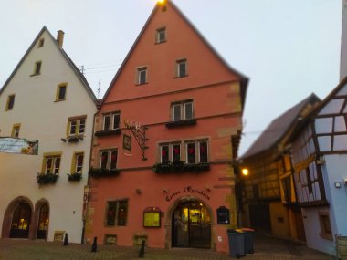 Eguisheim, Alsace, Fransa - 30 Aralık 2021: Fransa 'nın Alsace şarap bölgesinde geleneksel bir köy olan Eguisheim' da sabah sahnesi, şimdi geleneksel bir ev, bir şarap degustation mekanı.