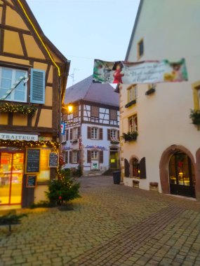 Eguisheim, Alsace, Fransa - 30 Aralık 2021: Fransa 'nın Alsace şarap bölgesinde geleneksel bir köy olan Eguisheim' da sabah sahnesi, şimdi geleneksel bir ev, bir şarap degustation mekanı.