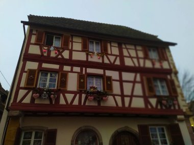 Fransa 'nın Alsace bölgesindeki geleneksel bir köy olan Eguisheim' da sabah sahnesinde geleneksel bir ev, şimdi de şarap dezenfekte yeri.