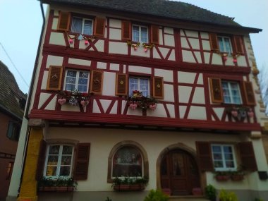 Fransa 'nın Alsace bölgesindeki geleneksel bir köy olan Eguisheim' da sabah sahnesinde geleneksel bir ev, şimdi de şarap dezenfekte yeri.