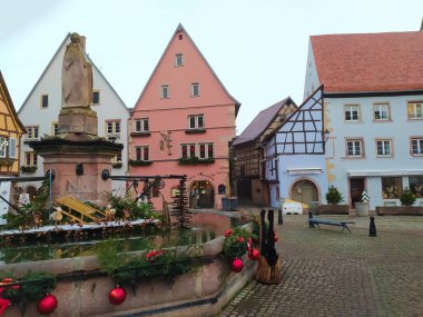 Eguisheim, Alsace, Fransa - 30 Aralık 2021: Fransa 'nın Alsace şarap bölgesinde geleneksel bir köy olan Eguisheim' da sabah sahnesi, şimdi geleneksel bir ev, bir şarap degustation mekanı.