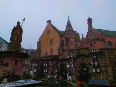 Eguisheim, Alsace, Fransa - 30 Aralık 2021: Fransa 'nın Alsace şarap bölgesinde geleneksel bir köy olan Eguisheim' da sabah sahnesi, şimdi geleneksel bir ev, bir şarap degustation mekanı.