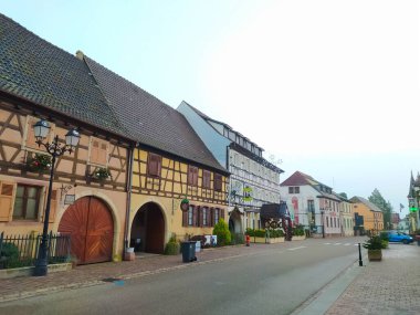 Eguisheim, Alsace, Fransa - 30 Aralık 2021: Fransa 'nın Alsace şarap bölgesinde geleneksel bir köy olan Eguisheim' da sabah sahnesi, şimdi geleneksel bir ev, bir şarap degustation mekanı.