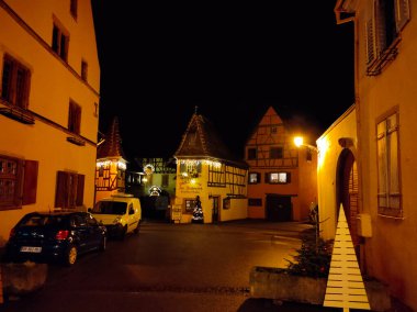 Eguisheim, Alsace, Fransa - 30 Aralık 2021: Fransa 'nın Alsace şarap bölgesinde geleneksel bir köy olan Eguisheim' da gece sahnesi, şimdi geleneksel bir ev, bir şarap degustation mekanı.