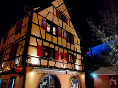 Eguisheim, Alsace, Fransa - 30 Aralık 2021: Fransa 'nın Alsace şarap bölgesinde geleneksel bir köy olan Eguisheim' da gece sahnesi, şimdi geleneksel bir ev, bir şarap degustation mekanı.