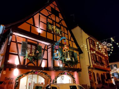 Eguisheim, Alsace, Fransa - 30 Aralık 2021: Fransa 'nın Alsace şarap bölgesinde geleneksel bir köy olan Eguisheim' da gece sahnesi, şimdi geleneksel bir ev, bir şarap degustation mekanı.