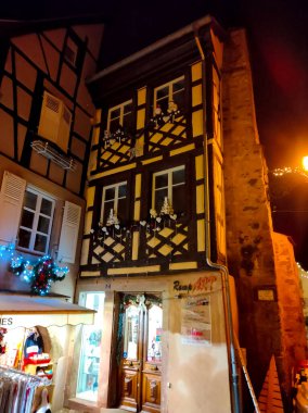 Eguisheim, Alsace, Fransa - 30 Aralık 2021: Fransa 'nın Alsace şarap bölgesinde geleneksel bir köy olan Eguisheim' da gece sahnesi, şimdi geleneksel bir ev, bir şarap degustation mekanı.