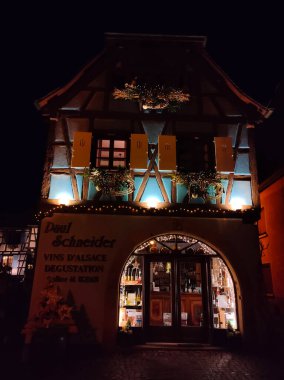 Eguisheim, Alsace, Fransa - 30 Aralık 2021: Fransa 'nın Alsace şarap bölgesinde geleneksel bir köy olan Eguisheim' da gece sahnesi, şimdi geleneksel bir ev, bir şarap degustation mekanı.