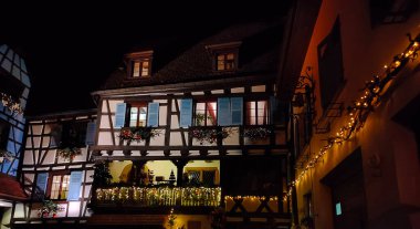 Fransa 'nın Alsace bölgesinde geleneksel bir köy olan Eguisheim' da bir gece sahnesi. Geleneksel bir ev, şimdi de şarap dezenfekte yeri.
