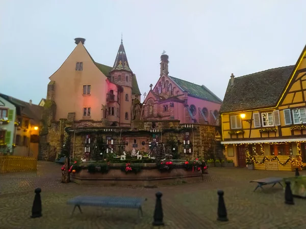 Fransa 'nın Alsace bölgesindeki geleneksel bir köy olan Eguisheim' da sabah sahnesinde geleneksel bir ev, şimdi de şarap dezenfekte yeri.