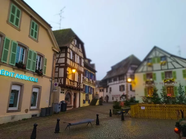 Eguisheim, Alsace, Fransa - 30 Aralık 2021: Fransa 'nın Alsace şarap bölgesinde geleneksel bir köy olan Eguisheim' da sabah sahnesi, şimdi geleneksel bir ev, bir şarap degustation mekanı.