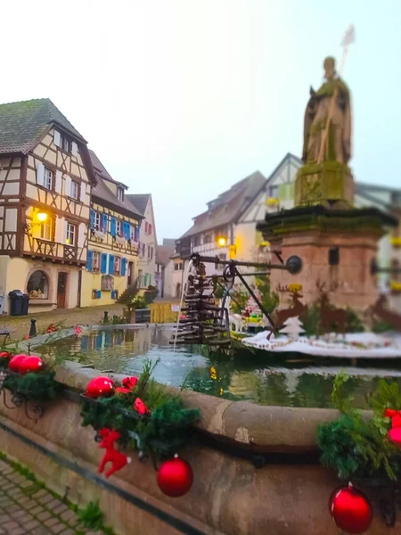 Eguisheim, Alsace, Fransa - 30 Aralık 2021: Fransa 'nın Alsace şarap bölgesinde geleneksel bir köy olan Eguisheim' da sabah sahnesi, şimdi geleneksel bir ev, bir şarap degustation mekanı.