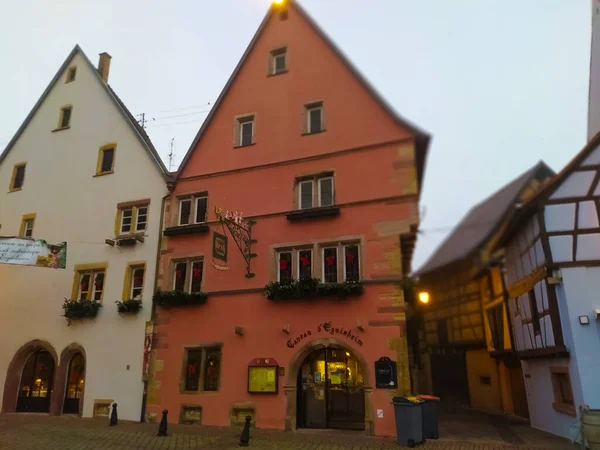 Eguisheim, Alsace, Fransa - 30 Aralık 2021: Fransa 'nın Alsace şarap bölgesinde geleneksel bir köy olan Eguisheim' da sabah sahnesi, şimdi geleneksel bir ev, bir şarap degustation mekanı.