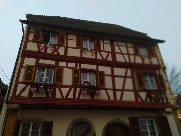 Fransa 'nın Alsace bölgesindeki geleneksel bir köy olan Eguisheim' da sabah sahnesinde geleneksel bir ev, şimdi de şarap dezenfekte yeri.