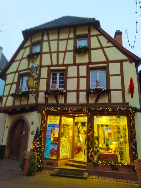 Eguisheim Alsace France 2021年12月30日 Eguisheim的晨景 这是法国Alsace葡萄酒区的一个传统村庄 有一座传统的房子 现在是一个葡萄酒陈腐场所 — 图库照片