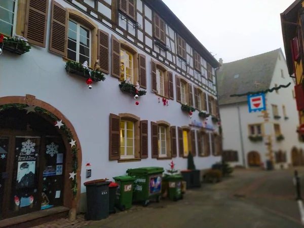 Eguisheim, Alsace, Fransa - 30 Aralık 2021: Fransa 'nın Alsace şarap bölgesinde geleneksel bir köy olan Eguisheim' da sabah sahnesi, şimdi geleneksel bir ev, bir şarap degustation mekanı.