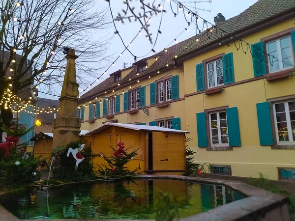 Eguisheim Alsace France 2021年12月30日 Eguisheim的晨景 这是法国Alsace葡萄酒区的一个传统村庄 有一座传统的房子 现在是一个葡萄酒陈腐场所 — 图库照片