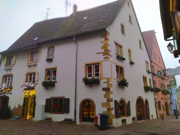 Fransa 'nın Alsace bölgesindeki geleneksel bir köy olan Eguisheim' da sabah sahnesinde geleneksel bir ev, şimdi de şarap dezenfekte yeri.