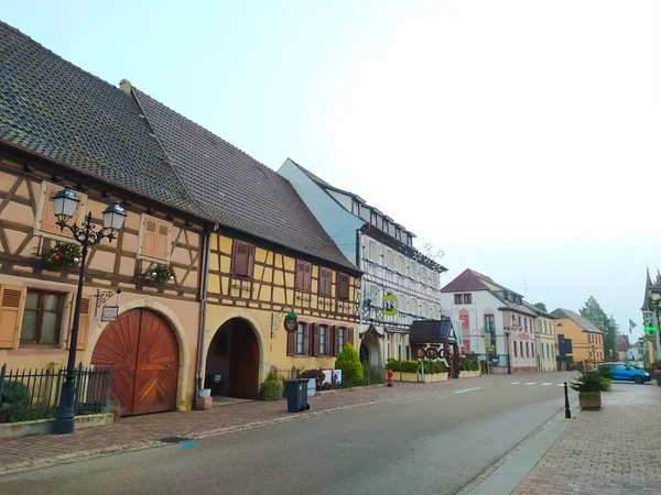 Eguisheim, Alsace, Fransa - 30 Aralık 2021: Fransa 'nın Alsace şarap bölgesinde geleneksel bir köy olan Eguisheim' da sabah sahnesi, şimdi geleneksel bir ev, bir şarap degustation mekanı.