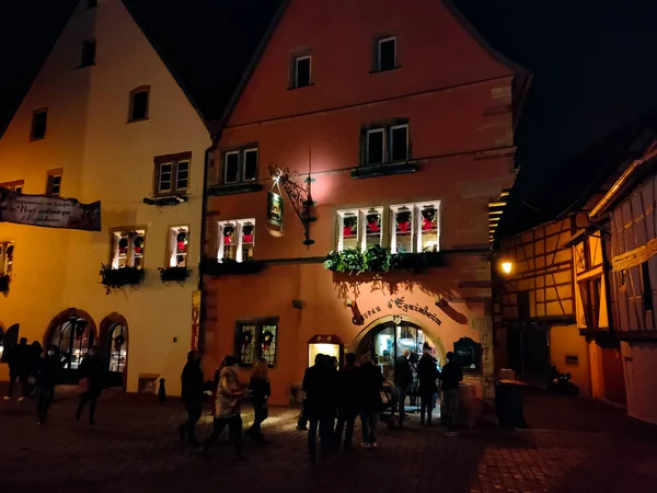 Eguisheim Alsácia França Dezembro 2021 Turistas Estão Caminhando Pela Rua — Fotografia de Stock