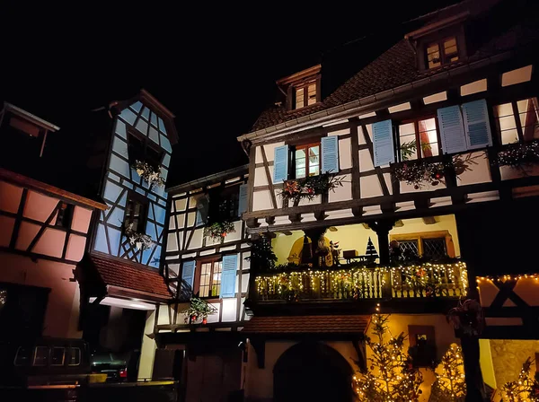 Fransa 'nın Alsace bölgesinde geleneksel bir köy olan Eguisheim' da bir gece sahnesi. Geleneksel bir ev, şimdi de şarap dezenfekte yeri.