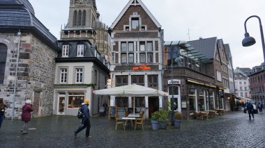 Aachen, Almanya - 3 Ocak 2022: Almanya 'nın Aachen kentindeki eski bir kasabaya giden insanlar