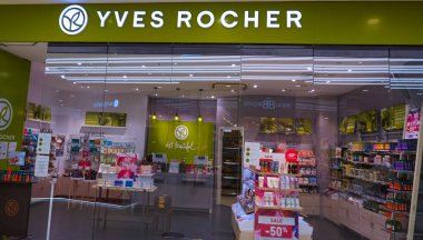 Aachen, Almanya - 3 Ocak 2022: Aquis Plaza 'daki Yves Rocher mağazası 3 Ocak 2022' de Aachen 'de bir modern alışveriş merkezidir.