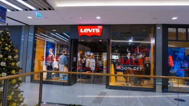 Aachen, Almanya - 3 Ocak 2022: Aquis Plaza 'daki Levis mağazası 3 Ocak 2022' de Aachen 'deki modern bir alışveriş merkezidir.