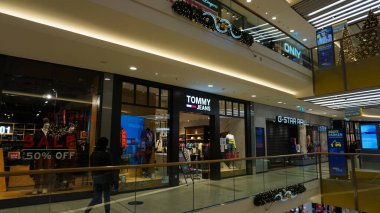 Aachen, Almanya - 3 Ocak 2022: Aquis Plaza 'daki Tommy kot mağazası 3 Ocak 2022' de Aachen 'de bir modern alışveriş merkezidir.