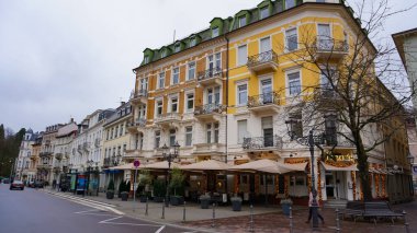 Baden-Baden, Almanya - 29 Aralık 2021: Ünlü eski Baden-Baden kasabasındaki tarihi binalar