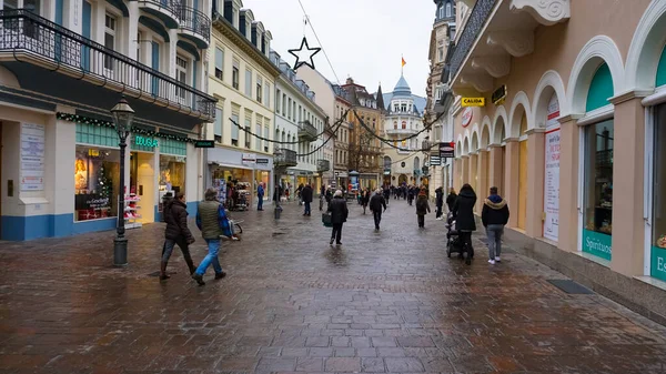 Baden Baden Γερμανία Δεκεμβρίου 2021 Άνθρωποι Κοντά Ιστορικά Κτίρια Στη — Φωτογραφία Αρχείου