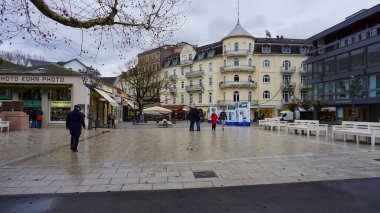 Baden-Baden, Almanya - 29 Aralık 2021: Ünlü eski Baden-Baden kasabasındaki tarihi binalar