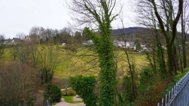 Baden-Baden, Almanya - 29 Aralık 2021: Ünlü eski Baden-Baden kasabasındaki tarihi binalar