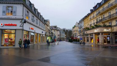Baden-Baden, Almanya - 29 Aralık 2021: İnsanlar ünlü eski Baden-Baden kasabasındaki tarihi binaların yakınına gidiyorlar
