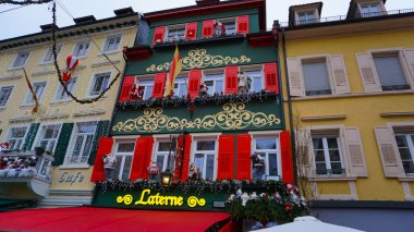 Baden-Baden, Almanya - 29 Aralık 2021: Baden-Baden 'deki Alman bira bahçesi