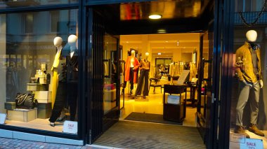 Baden-Baden, Almanya - 29 Aralık 2021: Massimo Dutti mağazası. Massimo Dutti, Inditex grubunun bir parçası olan İtalyan giyim imalat şirketidir..