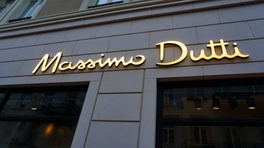 Baden-Baden, Almanya - 29 Aralık 2021: Massimo Dutti mağazası. Massimo Dutti, Inditex grubunun bir parçası olan İtalyan giyim imalat şirketidir..
