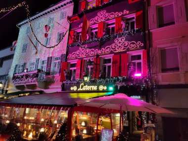 Baden-Baden, Almanya - 29 Aralık 2021: Baden-Baden 'deki Alman bira bahçesi