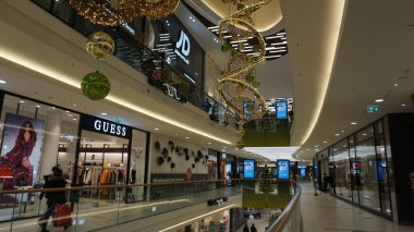 Aachen, Almanya - 3 Ocak 2022: Aquis Plaza 'ya giden insanlar 3 Ocak 2022' de Aachen 'de modern bir alışveriş merkezidir.