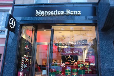 Baden-Baden, Almanya - 29 Aralık 2021: Otomobil üreticisi Mercedes-Benz 'in logosu Daimler AG' nin küresel otomobil markasıdır.