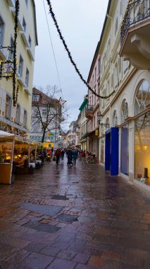 Baden-Baden, Almanya - 29 Aralık 2021: İnsanlar ünlü eski Baden-Baden kasabasındaki tarihi binaların yakınına gidiyorlar