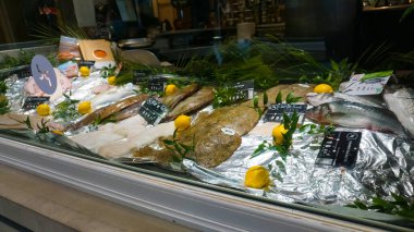 Lüksemburg - 01 Ocak 2022: Lüksemburg 'daki dükkanda 01 Ocak 2022' de taze balık satışı