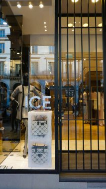 Paris, Fransa - 01 Ocak 2022: Elisabetta Franchi mağazası, lüks moda markası