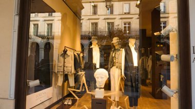 Paris, Fransa - 01 Ocak 2022: Lorena Antoniazzi mağazası, lüks moda markası
