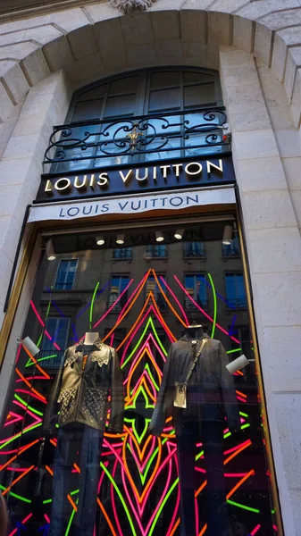 Paris Fransa Ocak 2022 Bir Moda Mağazasının Cephesi Louis Vuitton — Stok fotoğraf