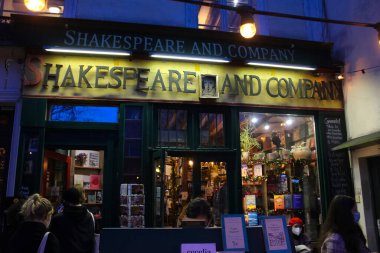 Paris, Fransa - Mayıs 2017: Paris 'te gece Shakespeare ve şirket kütüphanesi aydınlandı. Paris 'in beşinci arrondissement bölgesindeki tarihi kütüphanedir.
