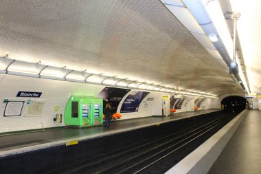 Paris, Fransa - 01 Ocak 2022 Blanche metro istasyonu. İstasyonda metro bekleyen insanlar, Paris 'te iş çıkış saatleri için ünlü ulaşım araçları, yeraltı metrosu. konsept şehir yaşam ve ulaşım.